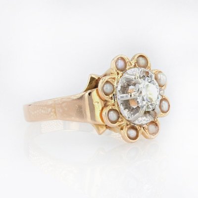Anello antico con diamanti circondato da perle