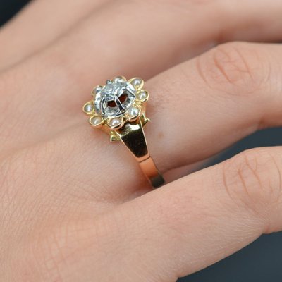 Anello antico con diamanti circondato da perle