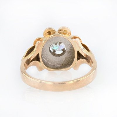 Anello antico con diamanti circondato da perle
