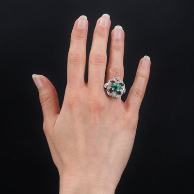 Anello in platino con diamanti e smeraldo