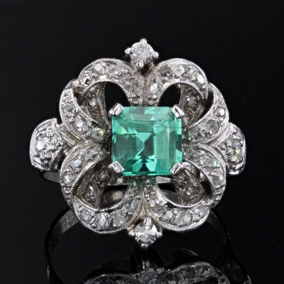Anello in platino con diamanti e smeraldo