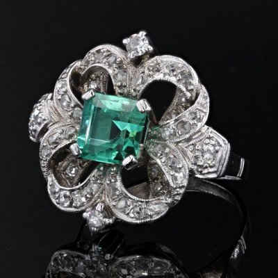 Anello in platino con diamanti e smeraldo