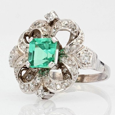 Anello in platino con diamanti e smeraldo