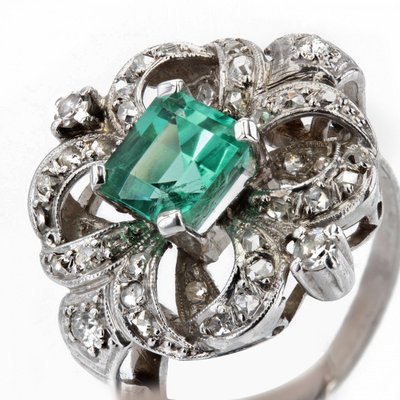 Anello in platino con diamanti e smeraldo