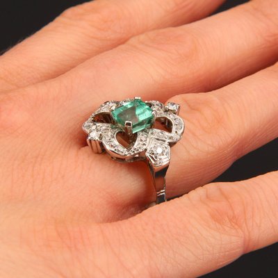 Anello in platino con diamanti e smeraldo