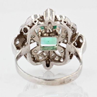 Anello in platino con diamanti e smeraldo