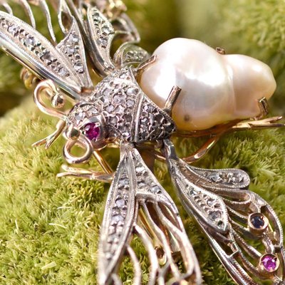 Broche Papillon Articulé Perle Baroque Diamants Saphirs Rubis