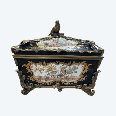 Polychrom und goldene Porzellanbox mit Napoleon III Bronze -Mount -Rahmen
