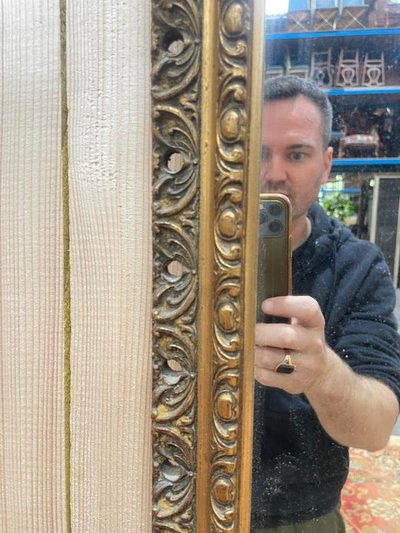 Piccolo specchio tra due in legno dorato
