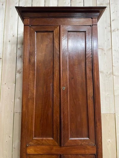Armoire étroite époque Empire en noyer 
