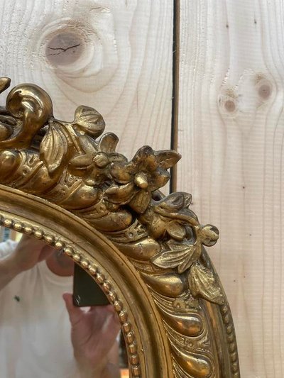 Specchio dell'era Napoleone III con un frontone con la foglia d'oro