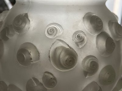 René Lalique - White glass vase, Palissy model, snail decor