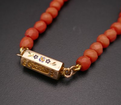 Antike Halskette aus facettierten Korallenperlen, Verschluss aus 18 Karat Gold und Emaille.
