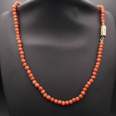 Antike Halskette aus facettierten Korallenperlen, Verschluss aus 18 Karat Gold und Emaille.