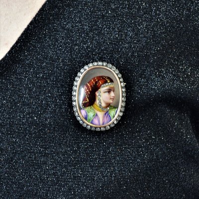 Broche émail Habillé Et Son Entourage De Diamants