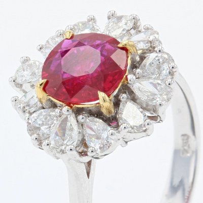 Anello con rubino color sangue di piccione e diamanti taglio a pera