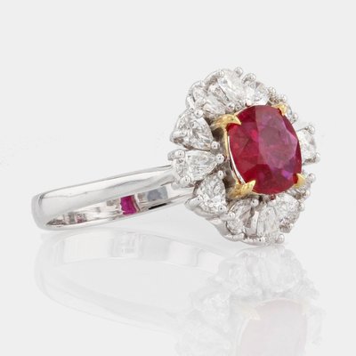 Anello con rubino color sangue di piccione e diamanti taglio a pera