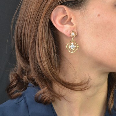 Orecchini pendenti in oro giallo e bianco con diamanti Arabesque