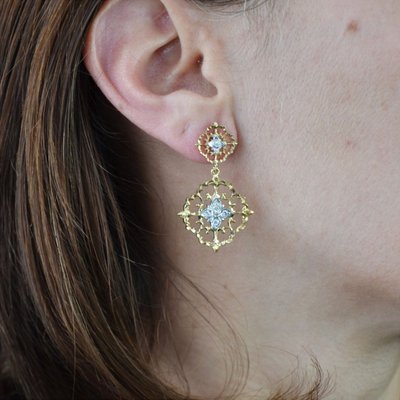 Orecchini pendenti in oro giallo e bianco con diamanti Arabesque