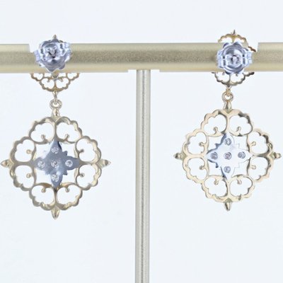 Orecchini pendenti in oro giallo e bianco con diamanti Arabesque