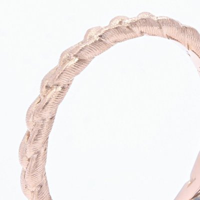 Roségoldener Ehering mit gemeißeltem Zopf