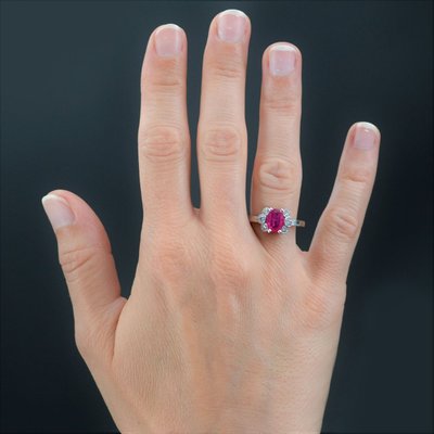 Anello di fidanzamento con rubino e diamante