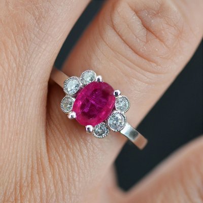 Anello di fidanzamento con rubino e diamante
