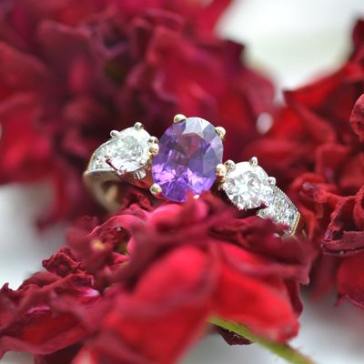 Ring mit natürlichem violettem Saphir und Diamant