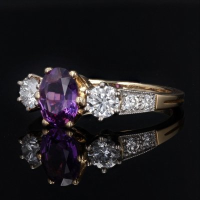 Ring mit natürlichem violettem Saphir und Diamant