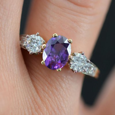 Ring mit natürlichem violettem Saphir und Diamant