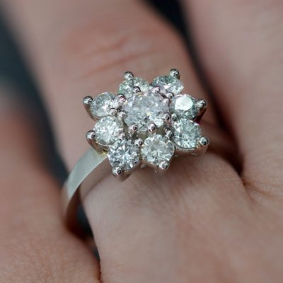 Quadratischer Gänseblümchen-Diamantring