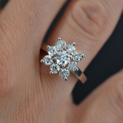 Quadratischer Gänseblümchen-Diamantring