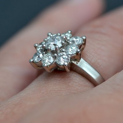 Quadratischer Gänseblümchen-Diamantring