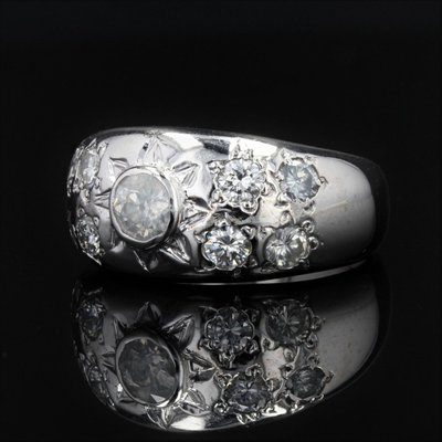 Anello rigido in oro bianco con diamanti