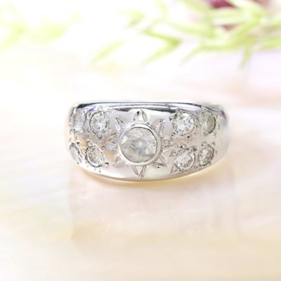 Anello rigido in oro bianco con diamanti