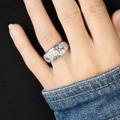 Anello rigido in oro bianco con diamanti