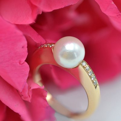 Anello piatto con perla e diamanti