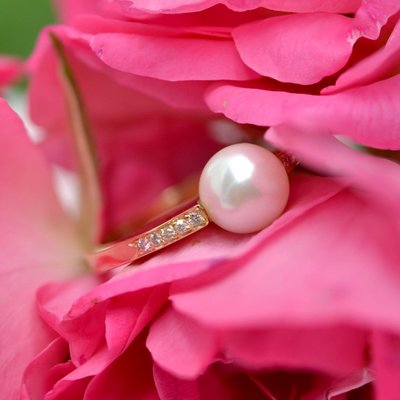 Anello piatto con perla e diamanti