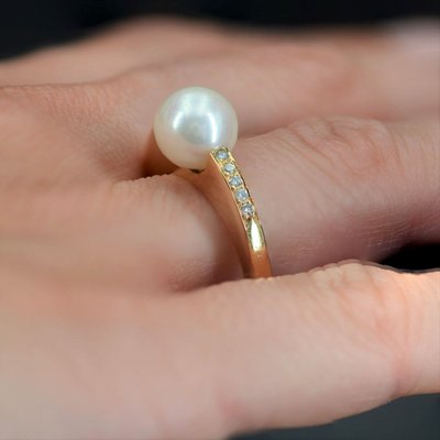 Anello piatto con perla e diamanti