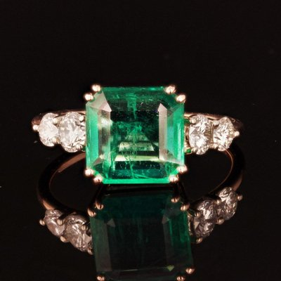 Anello in oro rosa con smeraldo e diamanti