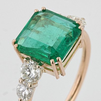 Anello in oro rosa con smeraldo e diamanti