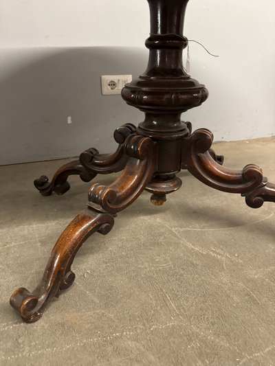 Table basse ovale ancienne en noyer massif, L. Filippo XIX, 76x72