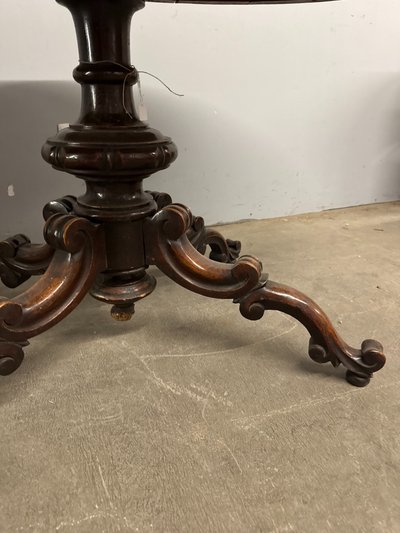 Table basse ovale ancienne en noyer massif, L. Filippo XIX, 76x72