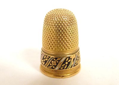 18K solid gold enameled thimble with wooden needle case and tassel 4.45g, 19th century