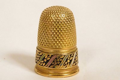 18K solid gold enameled thimble with wooden needle case and tassel 4.45g, 19th century