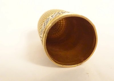 18K solid gold enameled thimble with wooden needle case and tassel 4.45g, 19th century