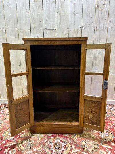 Piccolo showcase art deco in noce e placcatura