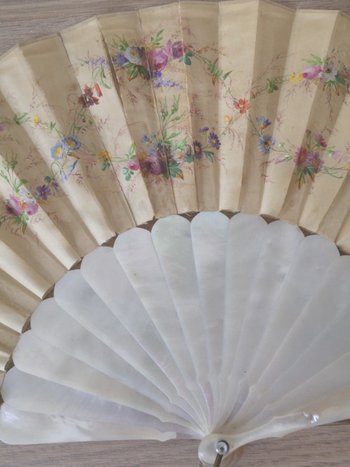 Fan - Mother-of-pearl and painted silk - Circa 1900