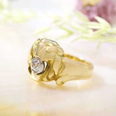 Anello antico in oro con leone e diamante