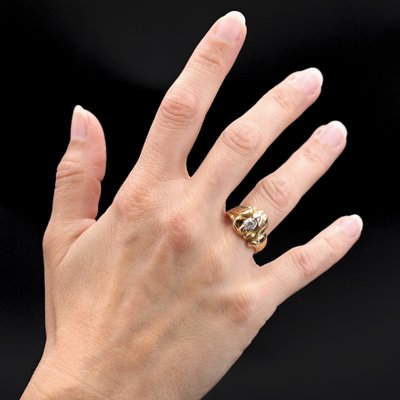 Anello antico in oro con leone e diamante